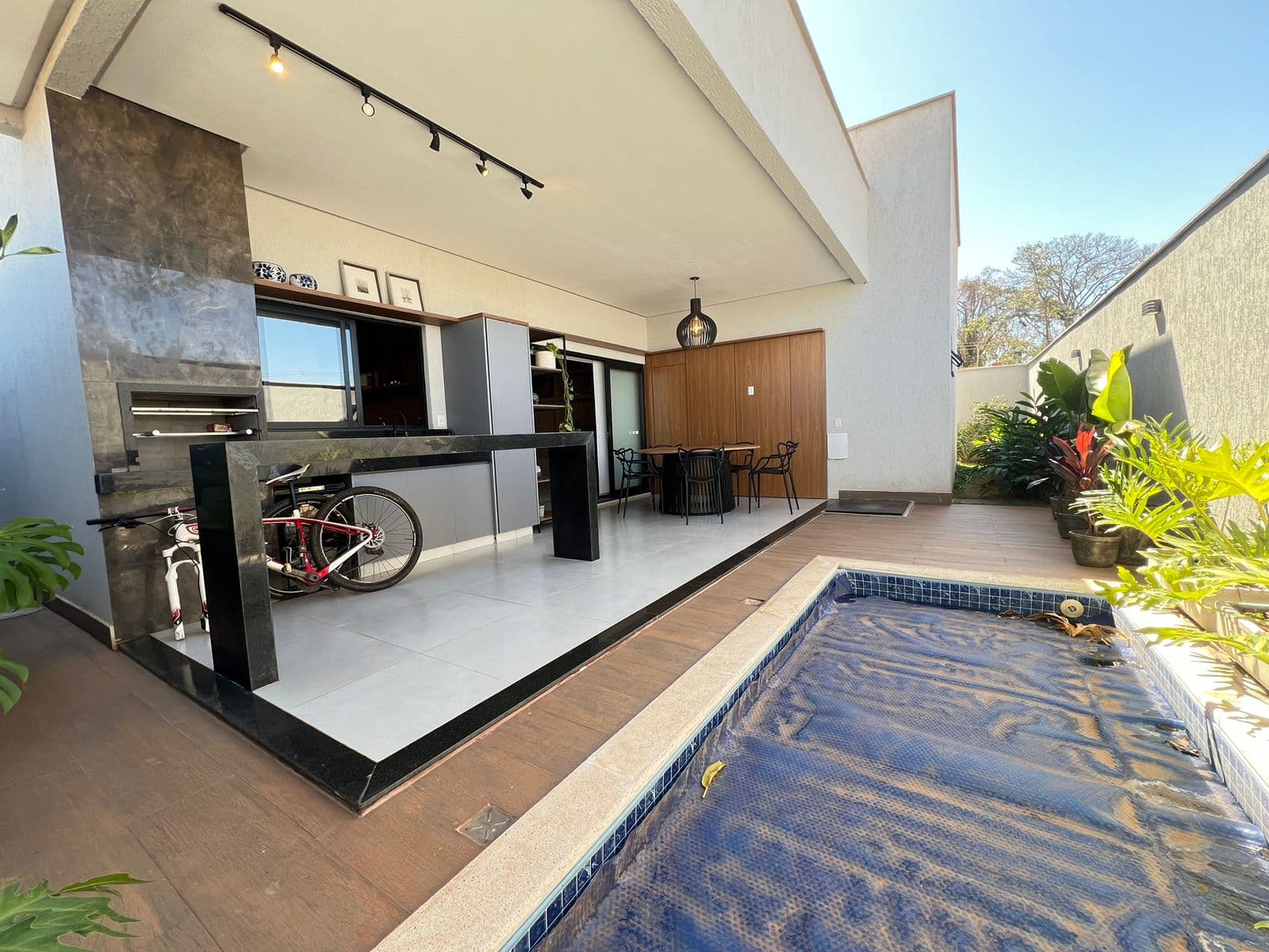 CASA 3 SUITES EM CONDOMINIO - SENADOR CANEDO - JARDINS BOLONHA