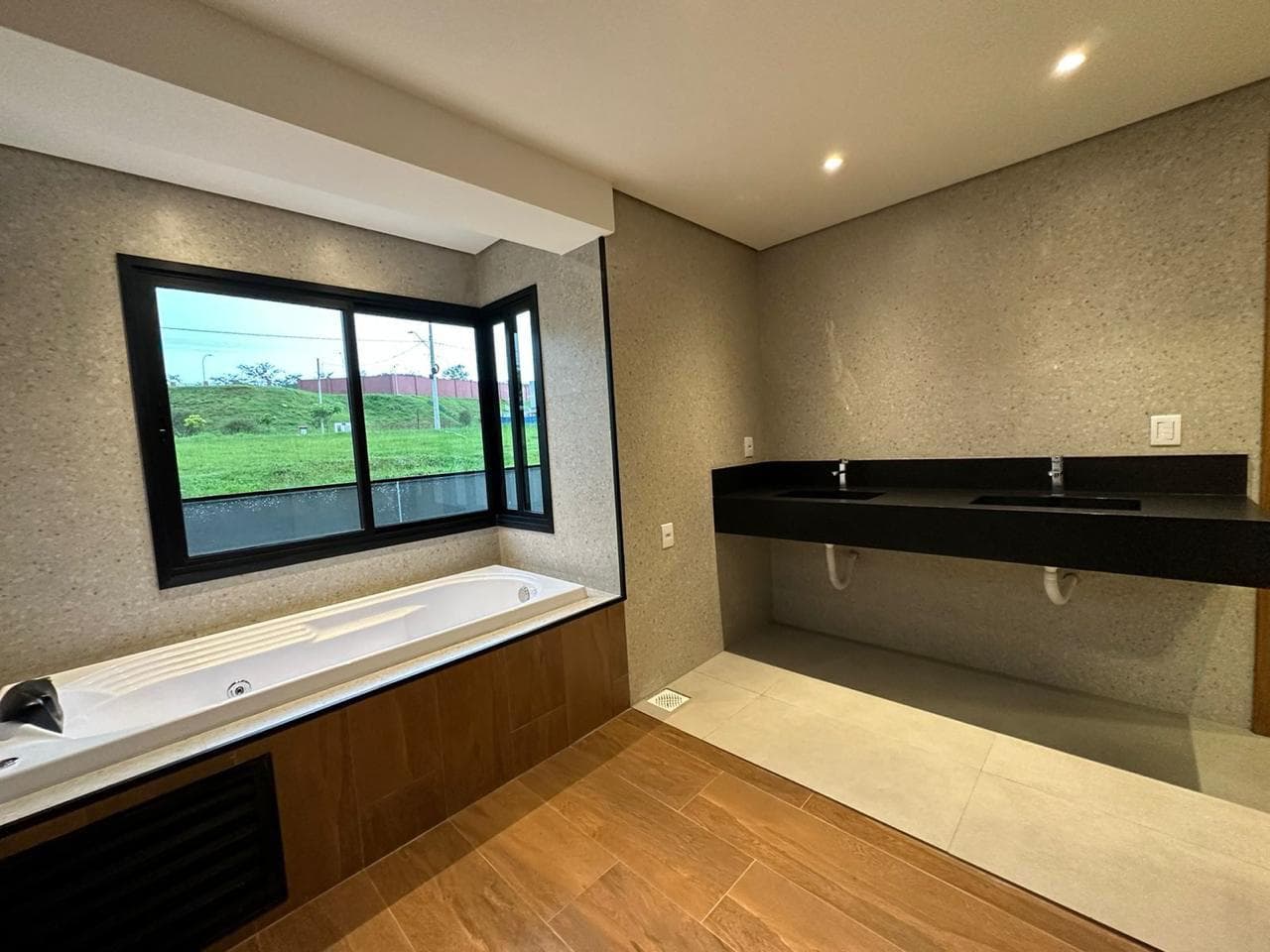 CASA TÉRREA CONDOMINIO 3 SUITES - SENADOR CANEDO – JARDINS CAPRI