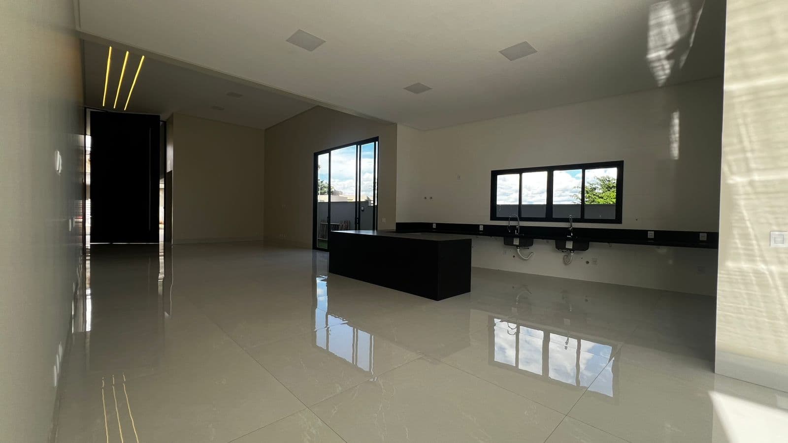 Casa Térrea em Condomínio 4 suítes plenas - Portal do Sol Garden