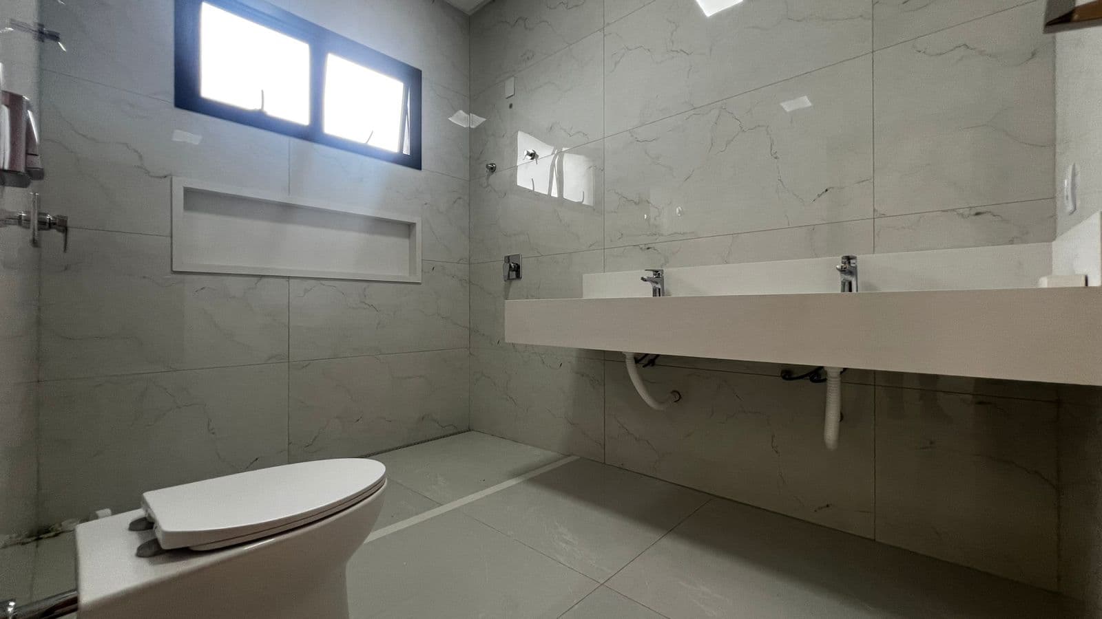 Casa Térrea em Condomínio 4 suítes plenas - Portal do Sol Garden