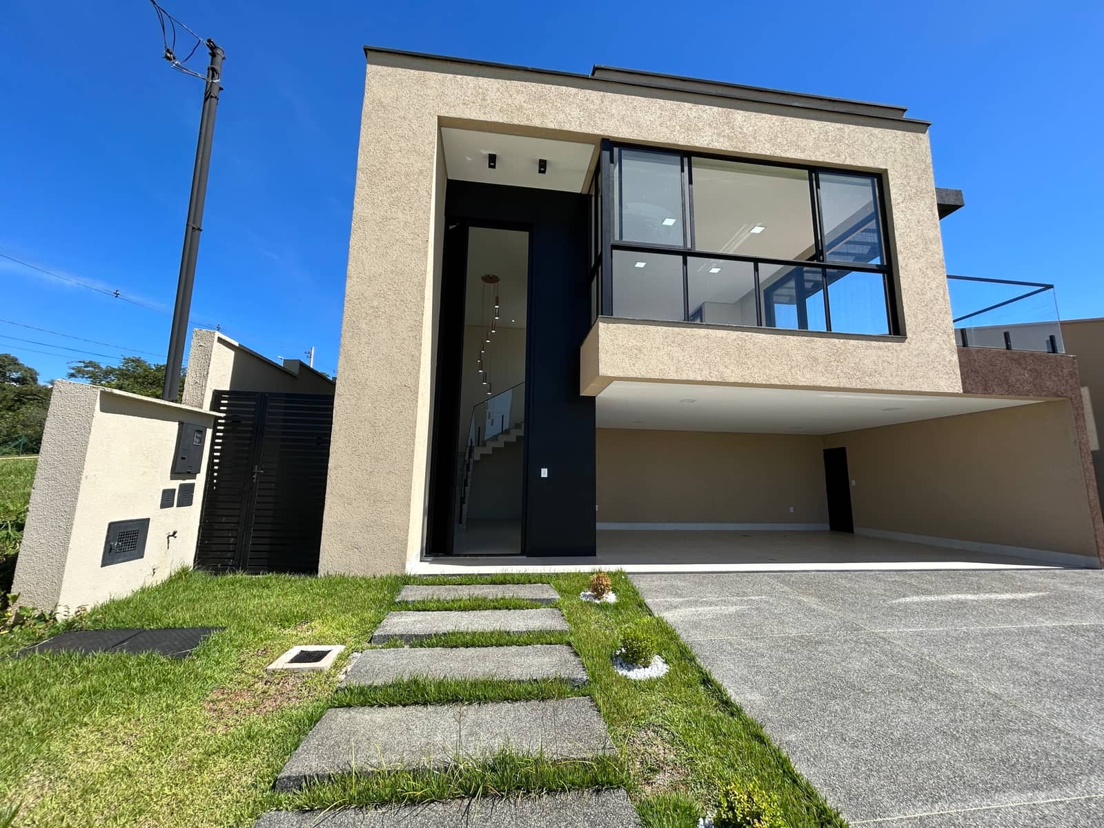SOBRADO 3 SUITES PLENA EM CONDOMINIO - SENADOR CANEDO - JARDINS NÁPOLES
