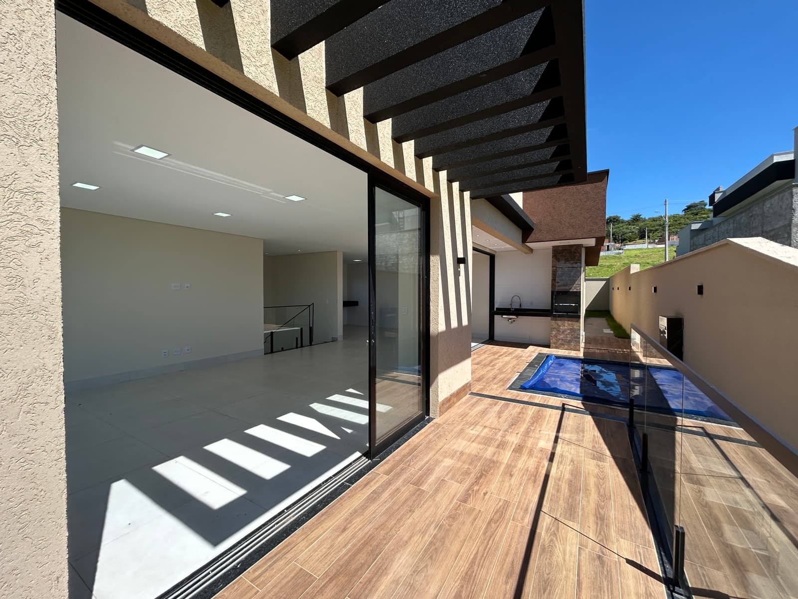 SOBRADO 3 SUITES PLENA EM CONDOMINIO - SENADOR CANEDO - JARDINS NÁPOLES