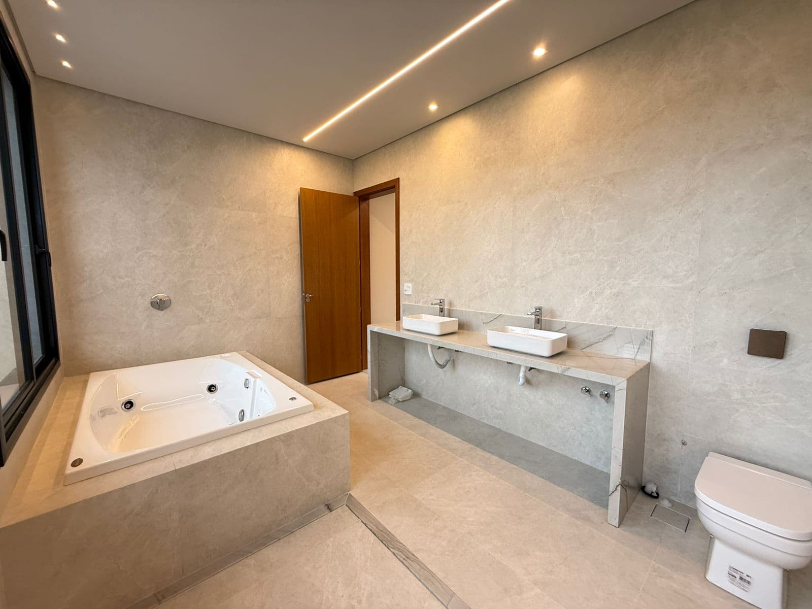 SOBRADO 4 QUARTOS E 3 SUITES CONDOMINIO - JARDINS FRANÇA