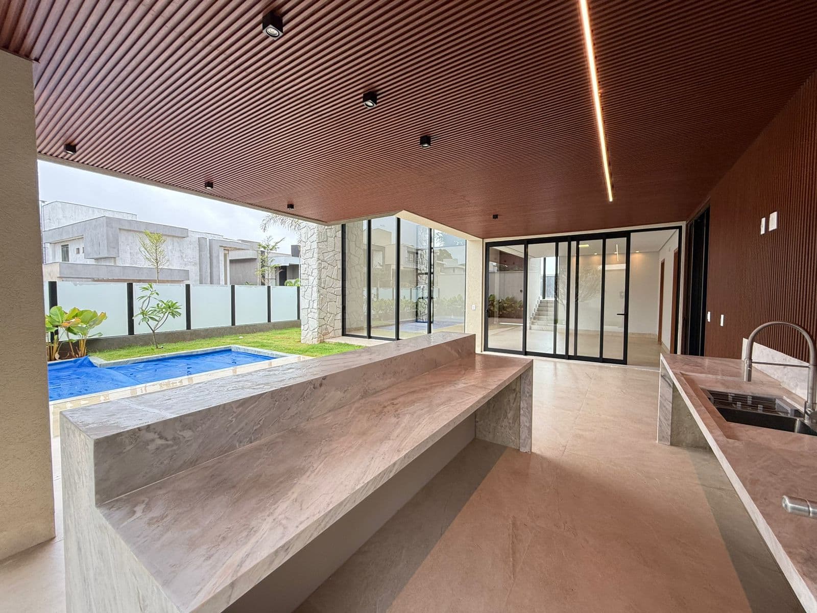 SOBRADO 4 QUARTOS E 3 SUITES CONDOMINIO - JARDINS FRANÇA