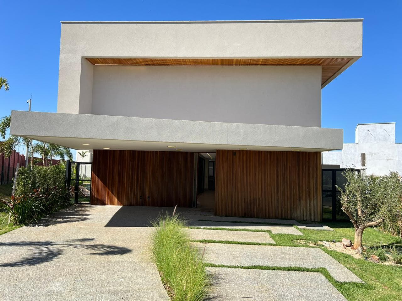 SOBRADO 4 SUITES CONDOMINIO - SENADOR CANEDO - JARDINS BOLONHA