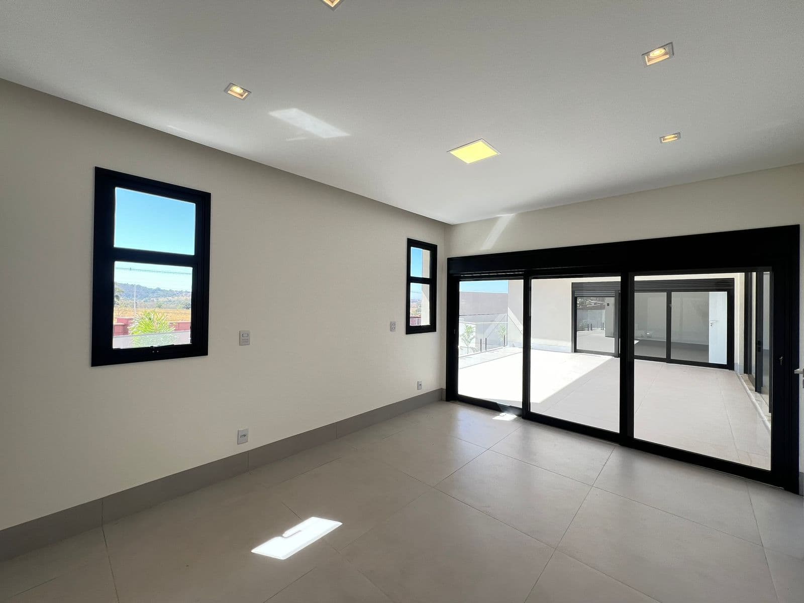 SOBRADO 4 SUITES CONDOMINIO - SENADOR CANEDO - JARDINS BOLONHA