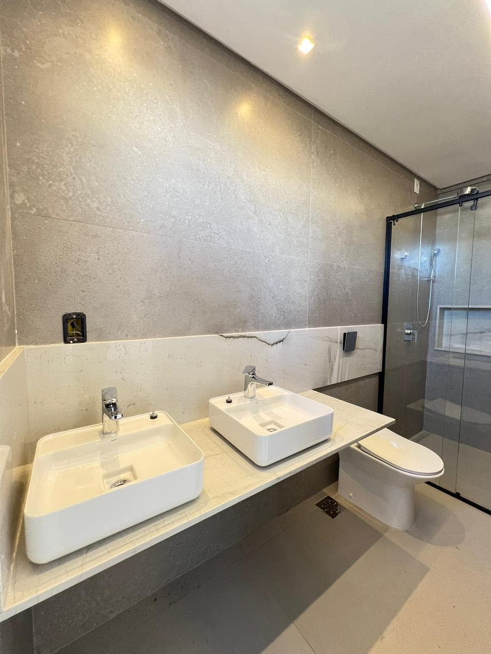 SOBRADO 4 SUITES CONDOMINIO - SENADOR CANEDO - JARDINS BOLONHA