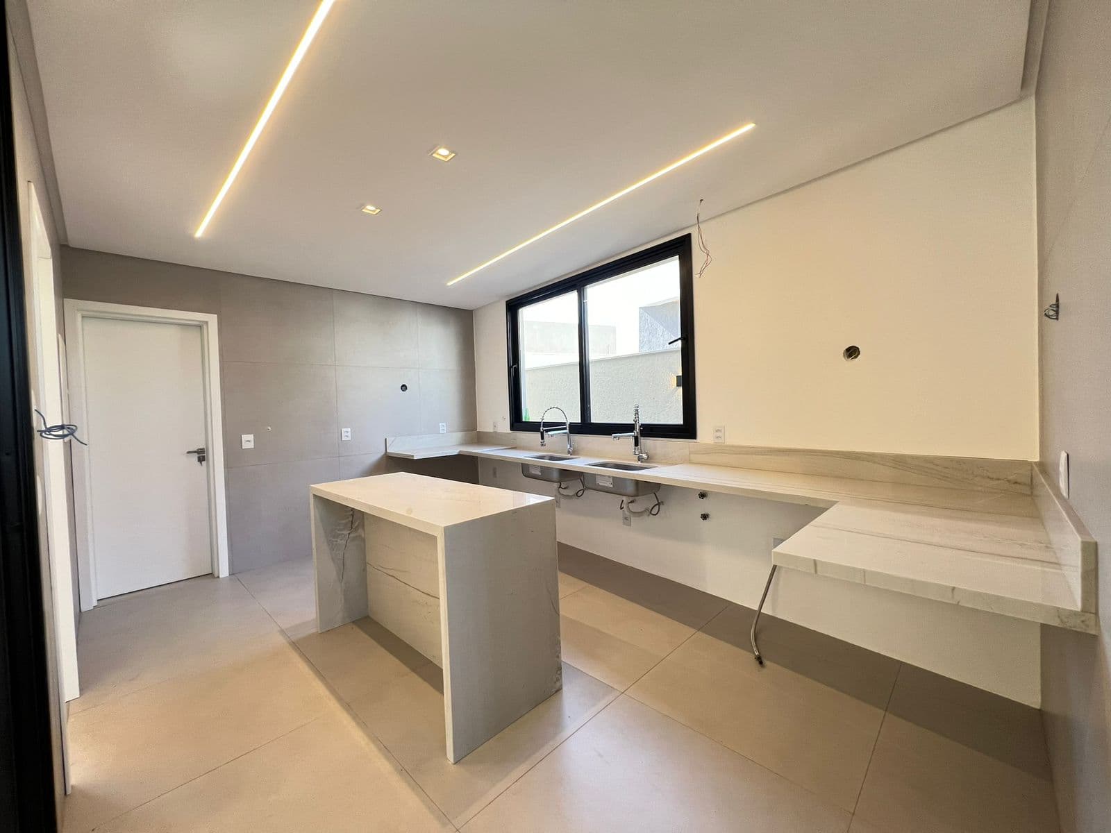 SOBRADO 4 SUITES CONDOMINIO - SENADOR CANEDO - JARDINS BOLONHA