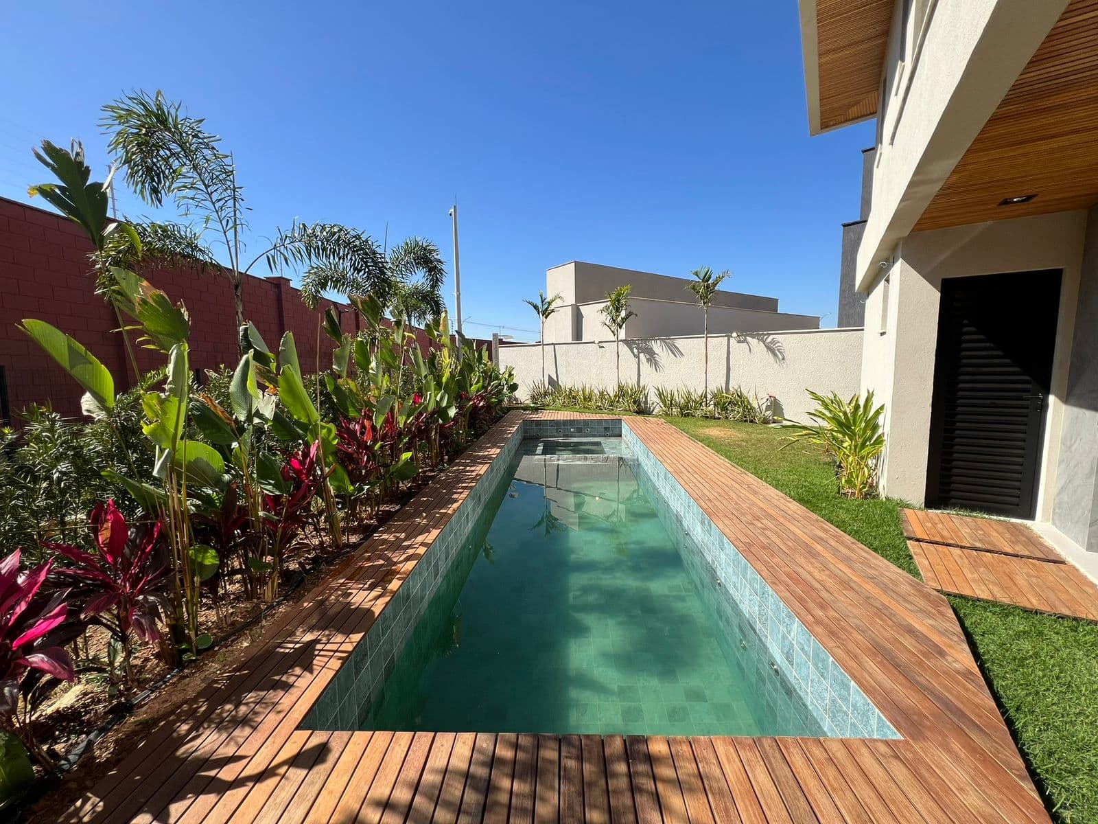 SOBRADO 4 SUITES CONDOMINIO - SENADOR CANEDO - JARDINS BOLONHA